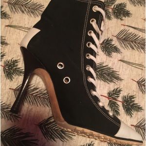 Manolo Blahnik High Top High Heels 38